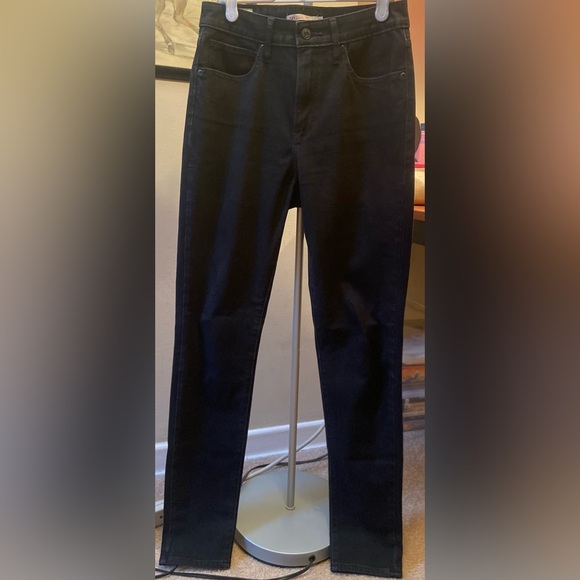 Levi’s 721 Black High Rise Skinny Women’s Jean in 28 Waist and 30 Length - Picture 4 of 9